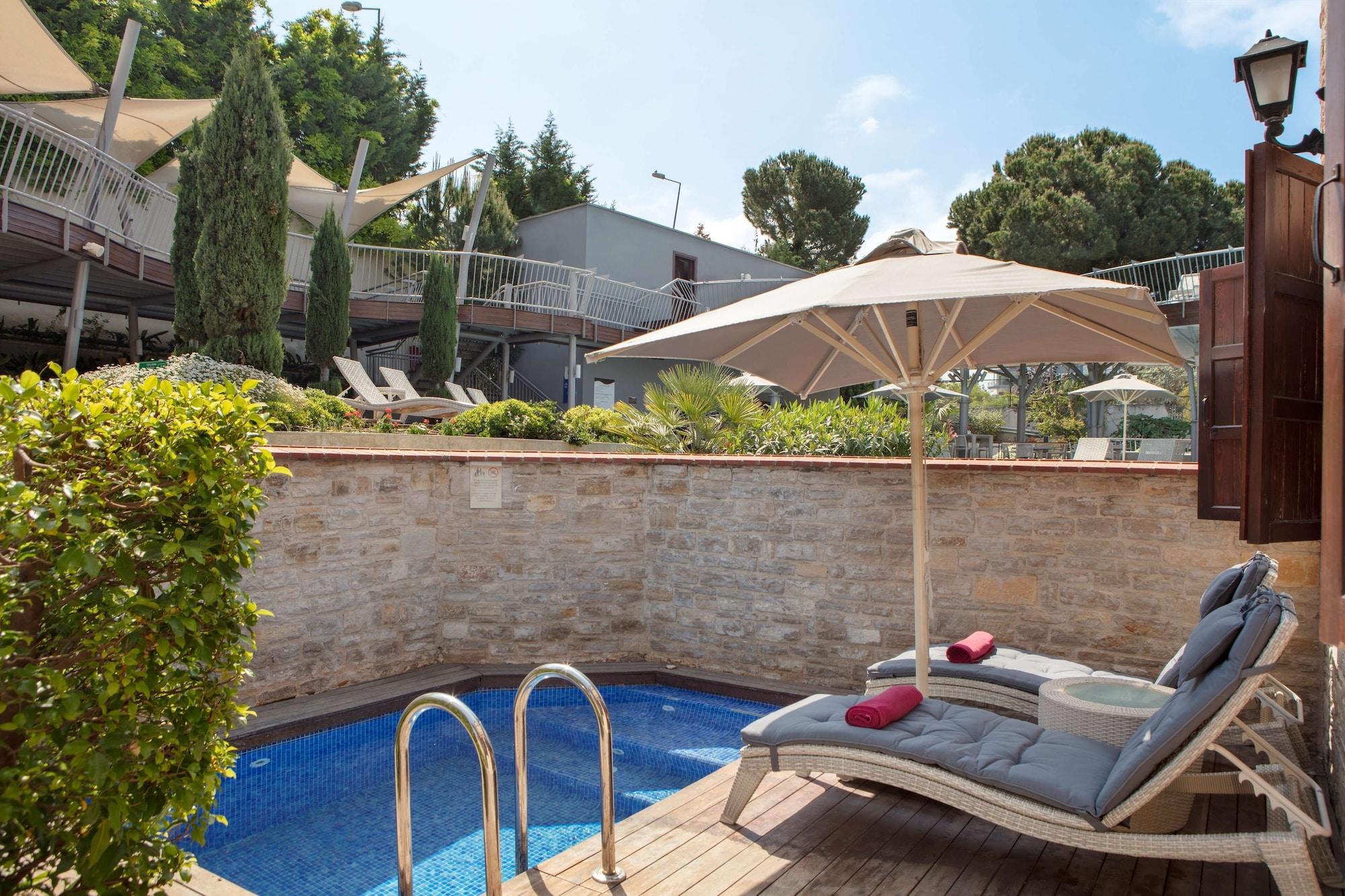 Doubletree By Hilton קוסדסי מראה חיצוני תמונה